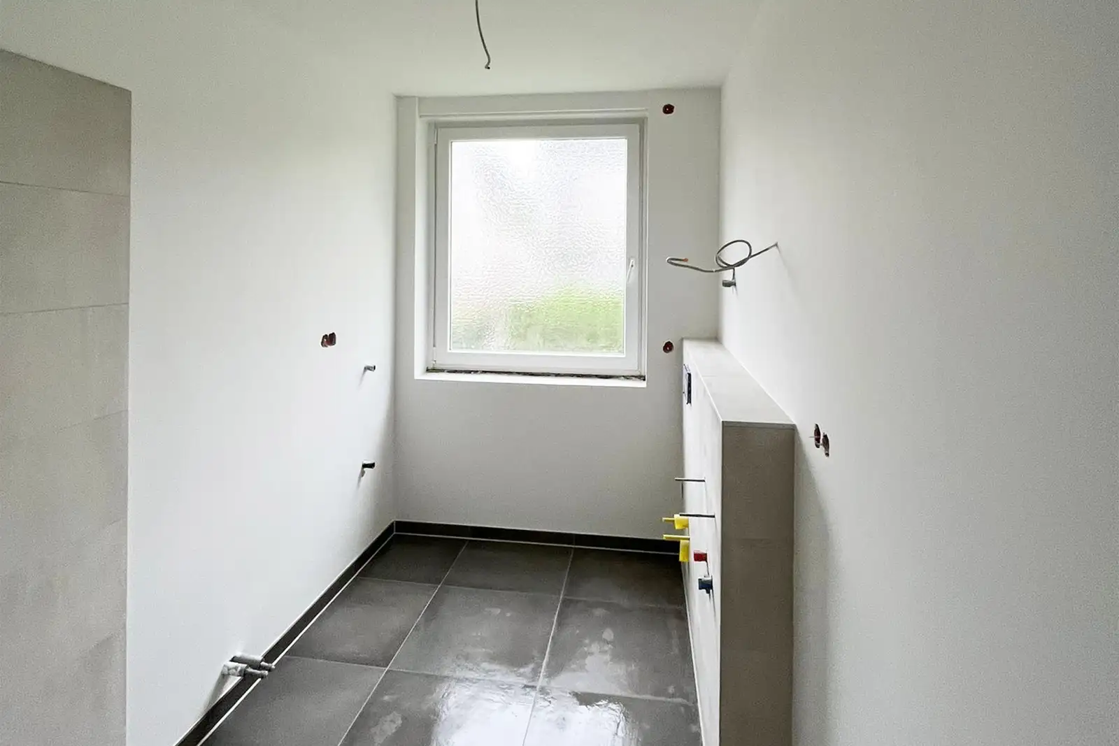 Fertig verputzt und gestrichen Die Wände wurden zunächst fachgerecht verputzt, anschließend fein gespachtelt und geschliffen. Zum Abschluss wurde ein hochwertiger weißer Anstrich aufgetragen. Das Ergebnis: glatte, saubere Wände mit perfektem Finish – bereit für die weitere Raumgestaltung.