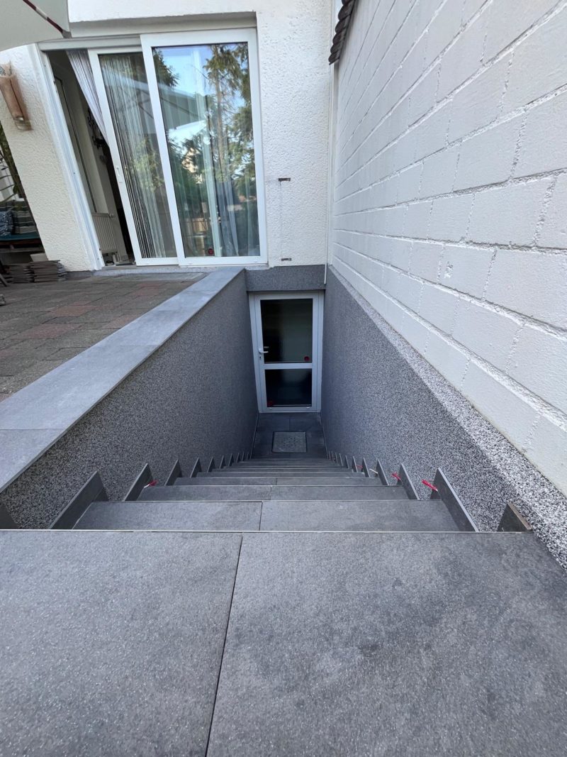 ➡ Nachher – Neuer Zugang mit Bundsteinen & Fliesen